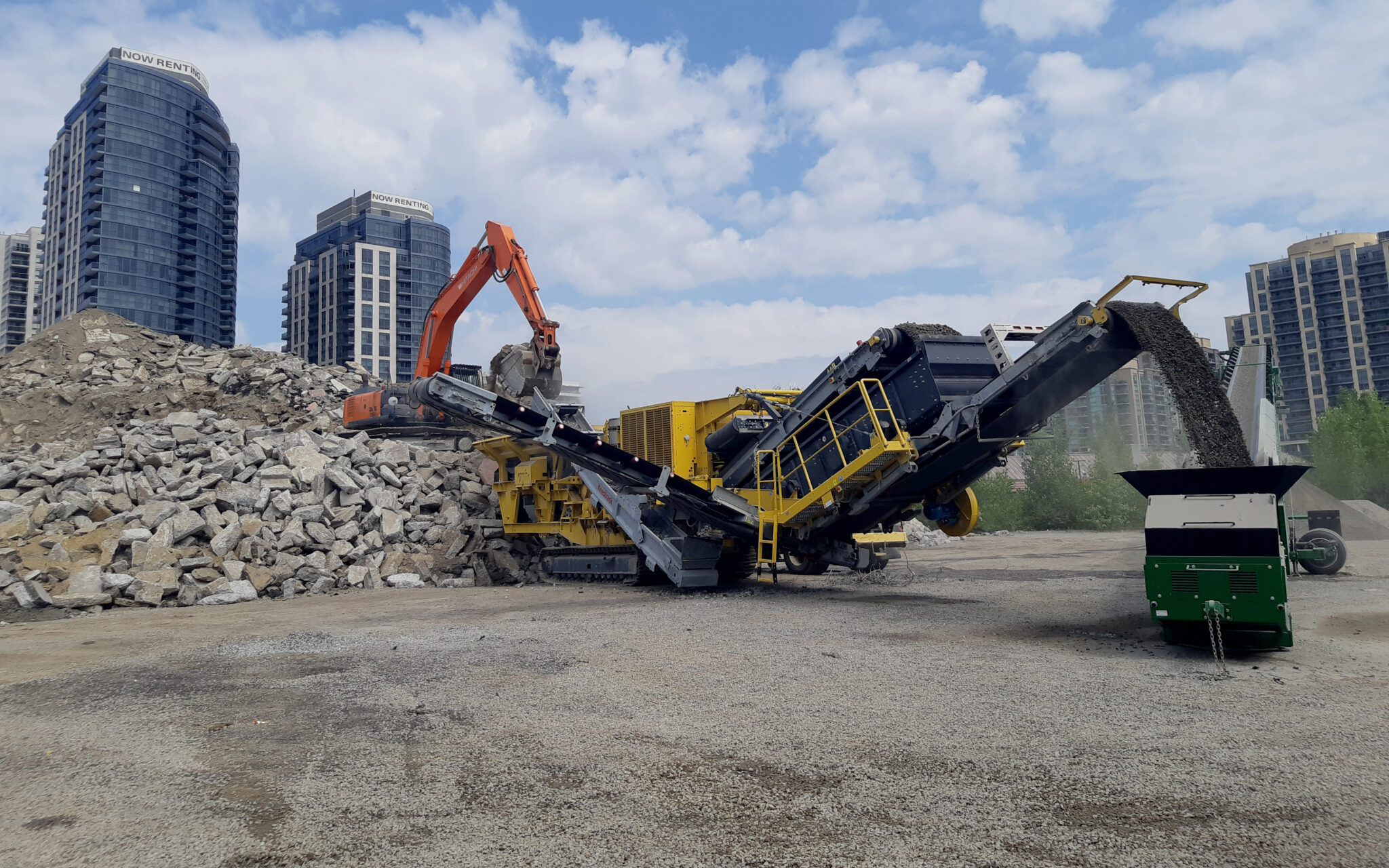 Crushing and screening equipment for concrete and asphalt recycling